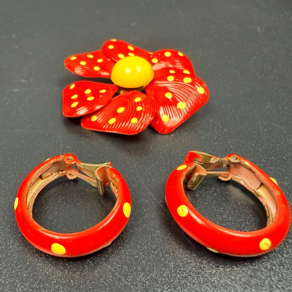 Vintage Red Yellow Polka Dot Enamel‎ Flower Brooch Hoop Clip Earrings 1960s - Picture 9 of 12